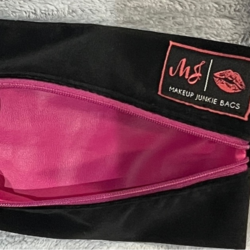 RARE ☀️ NWOT Makeup Junkie Bag - Audrey Hepburn with Pink Zipper